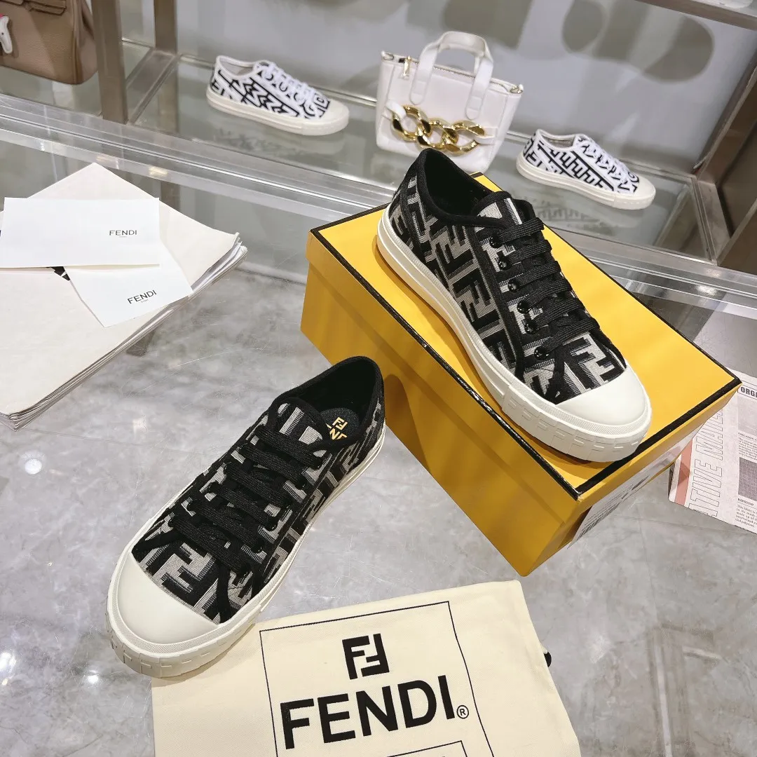 Couple style 💰460❤️Fendi Fendi's latest couple canvas shoes ❑ Fabric: Original customized imported jacquard canvas material ❑ Inner lining: Imported canvas material ❑ Sole: Original molded non-slip TPU outsole ❑ Bottom thickness: 2.5cm ❑ Size: Women's 35-40/Men's 39-45